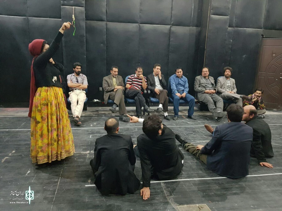 بازبینی شورای نظارت نمایش های متقاضی اجرای عموم شهرستان بویراحمد ، در مجموعه تئاتر شهر یاسوج  در حال اجرا است. 3