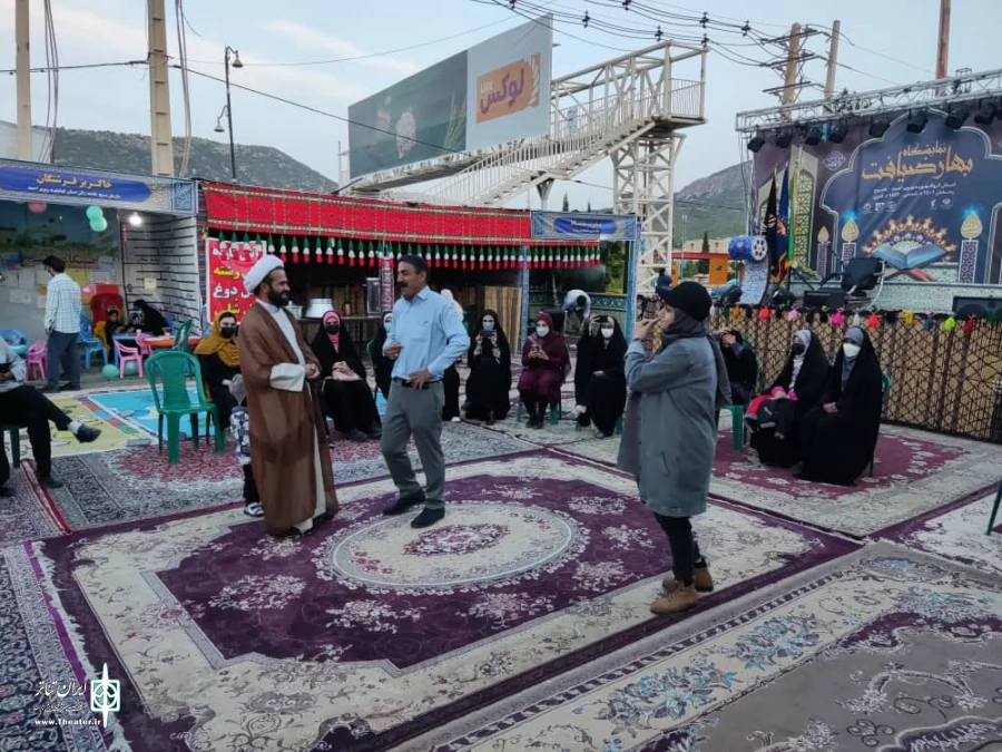 اجرای نمایش خیابانی "حکایت بدری و برفی" در دومین شب برگزاری نمایشگاه بهار ضیافت 2