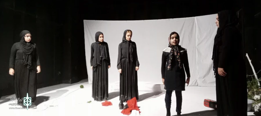 نمایش "پدر هیچ وقت ستاره را ندید" در یاسوج به روی صحنه رفت 2