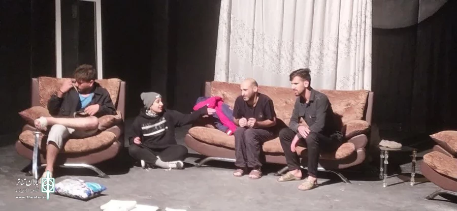 نمایش "مرگ اومد در زد کسی نبود رفت" در یاسوج به روی صحنه رفت 3
