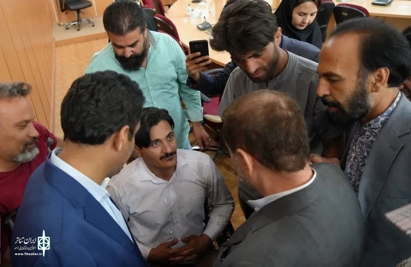 من هنرمندان را قشر تاثیر گذار جامعه می دانم. 3
